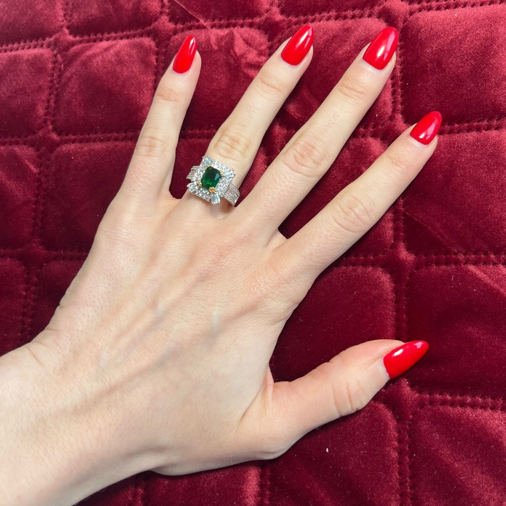 Elegant Green and Silver Women's Ring
